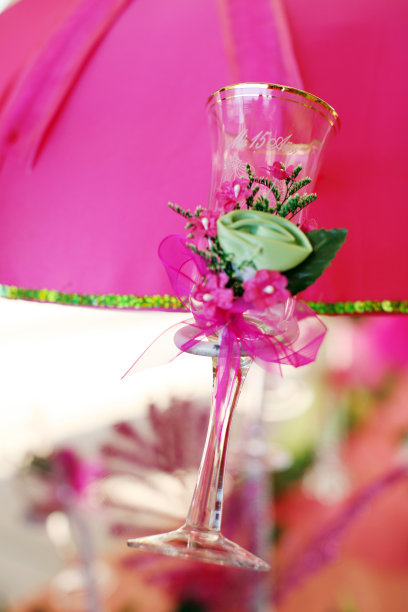 变成敬酒的玻璃图片下载