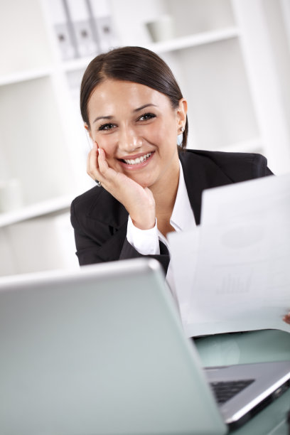 迷人的年轻女商人在办公室处理文件图片下载