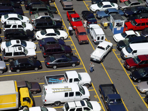 狭窄停车场鸟瞰图图片下载