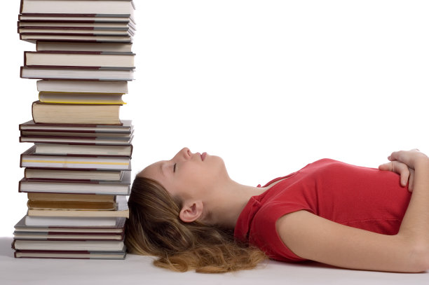 女孩躺在书旁边图片下载
