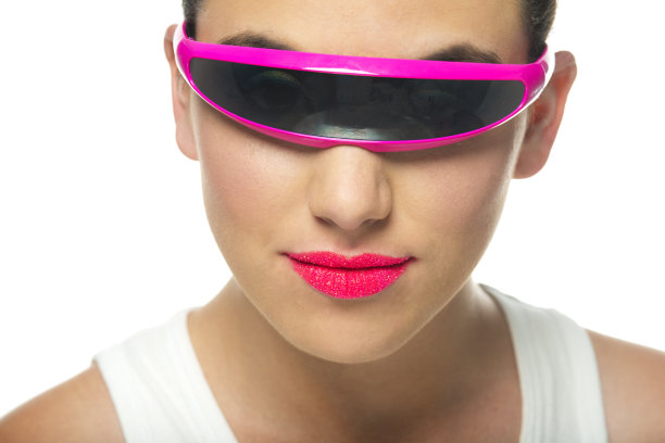 带机器人眼镜的复古女郎图片下载