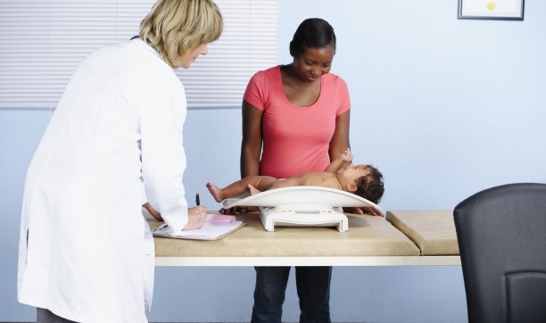 评估婴儿发育的医生图片下载