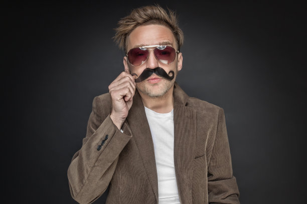 戴假胡子的男人图片下载