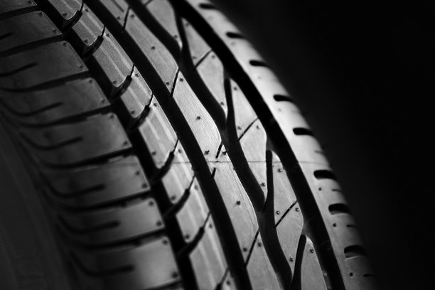 新的汽车轮胎轮廓上的黑色背景图片下载