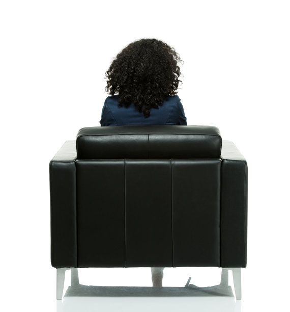 后视图女商人坐在扶手椅上图片下载