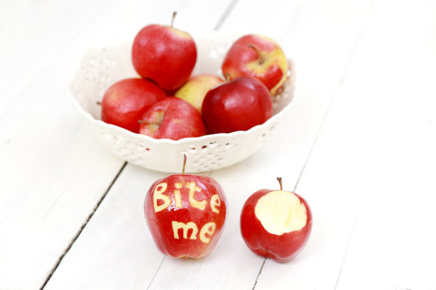 红苹果上刻着“咬我”两个字图片下载