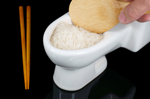 手拿抹刀进入马桶碗里的米饭图片下载