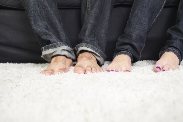 光脚在地毯上图片下载