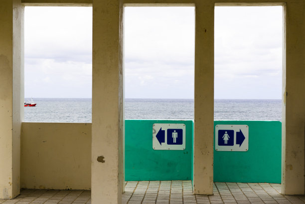 可以看到大海和天空的公共厕所标志图片下载