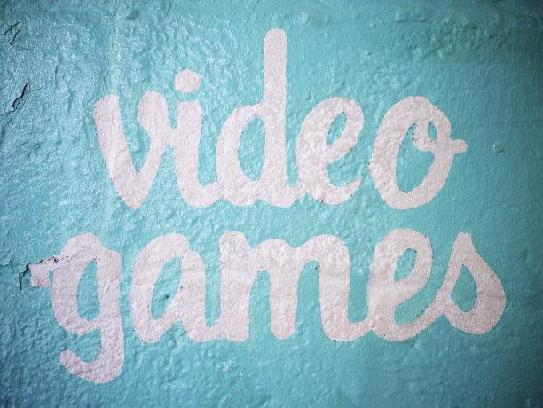 纹理蓝墙上的电子游戏标志素材图片