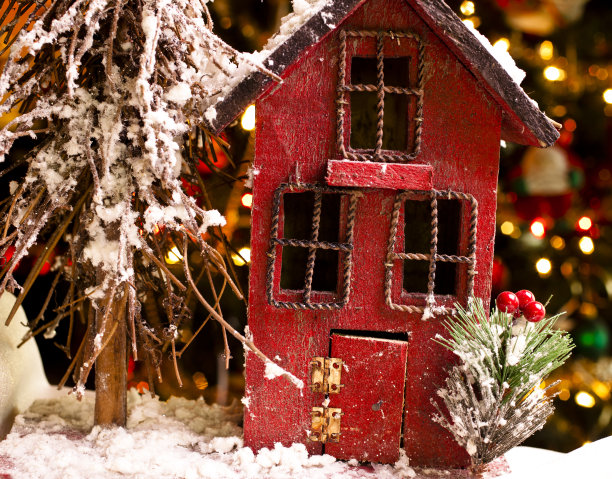 圣诞节:雪中的小木屋。彩灯的背景。图片下载