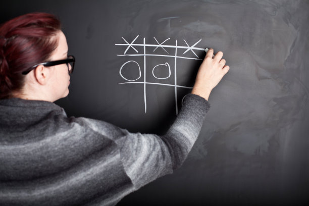 年轻女子站在黑板前图片下载