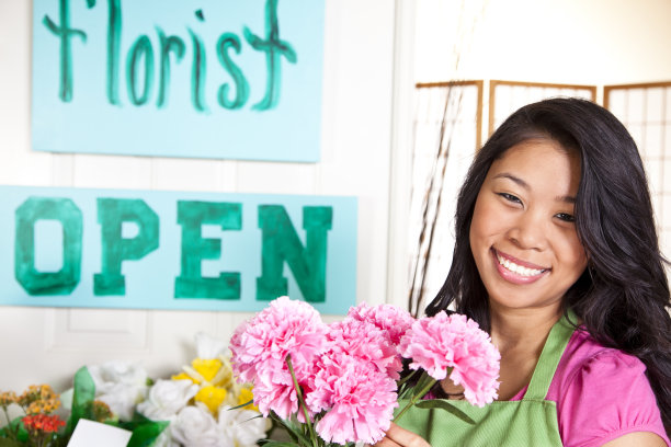 零售花店外的亚裔花商，小企业主图片下载