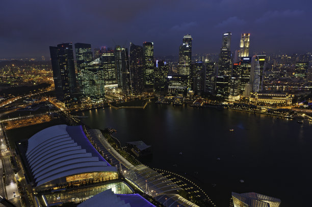 晚上新加坡滨海湾灯火通明图片下载
