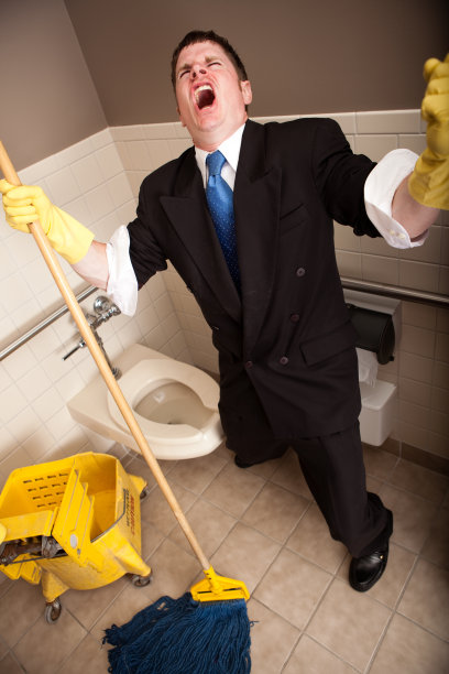 尖叫，愤怒的商人打扫厕所图片下载