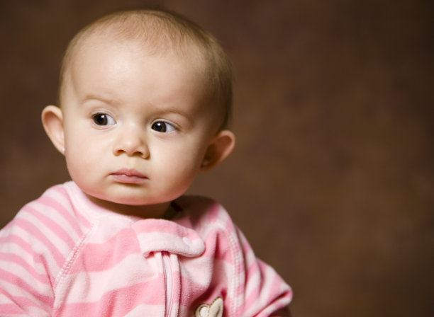 好奇的小女孩图片下载