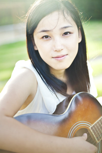女孩弹吉他图片下载