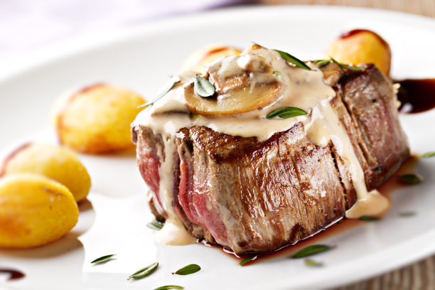 牛肉片配蘑菇酱和土豆图片下载