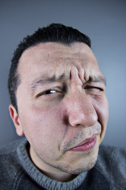 眯着眼睛的人的脸图片下载