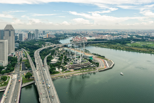 俯瞰新加坡滨海湾的天际线图片下载
