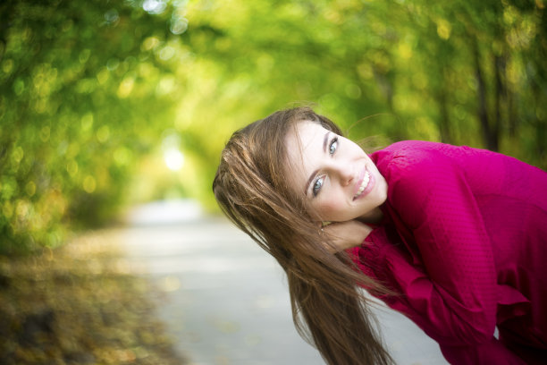 春天公园里的女人图片下载