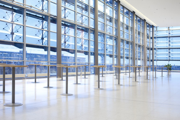 现代办公大楼大厅用桌子空出空间图片下载