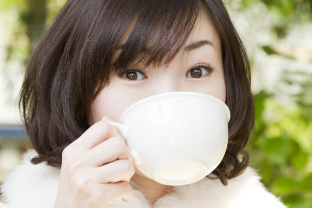 日本女孩喝咖啡图片下载