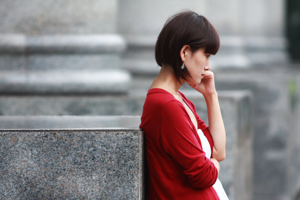 伤心的女孩图片下载