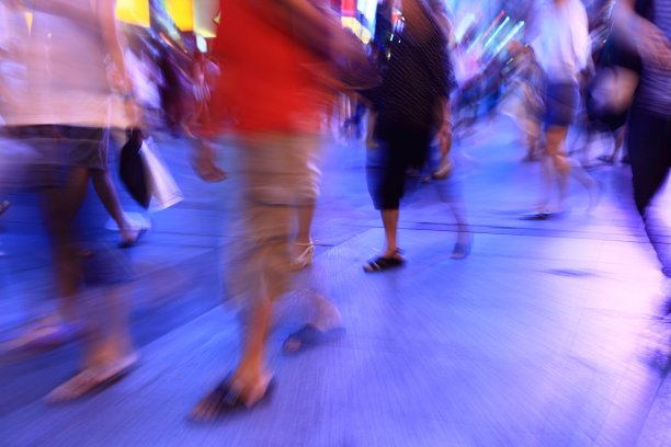 晚上闹市区挤满了人图片下载