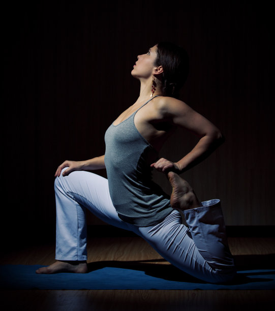 年轻女子练习瑜伽图片下载