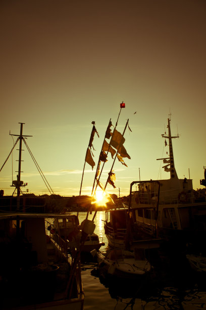 日出时的渔船图片下载