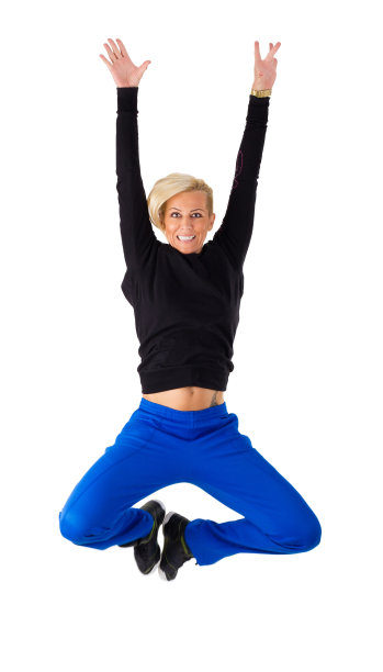 嘻哈风格的中年女舞者跳着，看着镜头图片下载