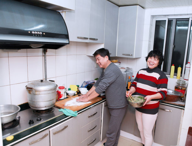 亚洲老夫妇在厨房图片下载