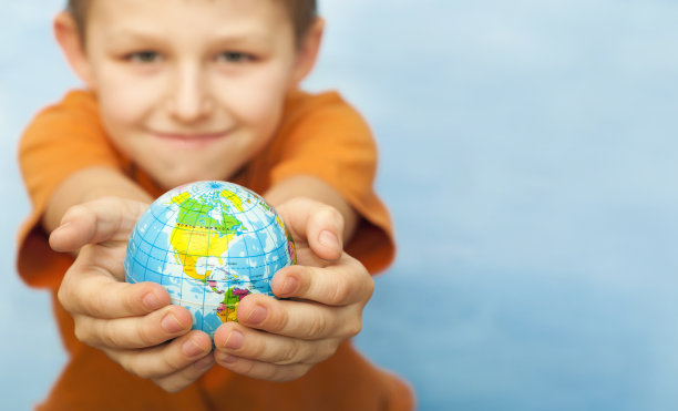 一个小男孩的肖像图片下载