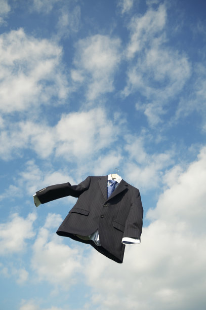 空细条纹西装漂浮在云蓝色的天空图片下载