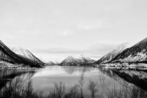 挪威峡湾黑白相间图片下载