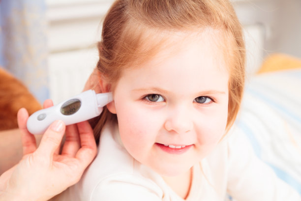 母亲给女儿量体温图片下载