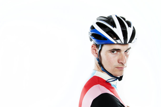 年轻男性骑自行车图片下载