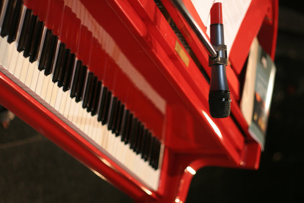 大红色的音乐会图片下载