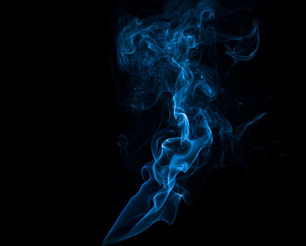 蓝色烟雾孤立在黑色上图片下载