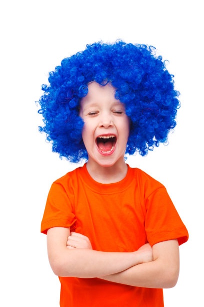 戴着假发的男孩微笑着图片下载