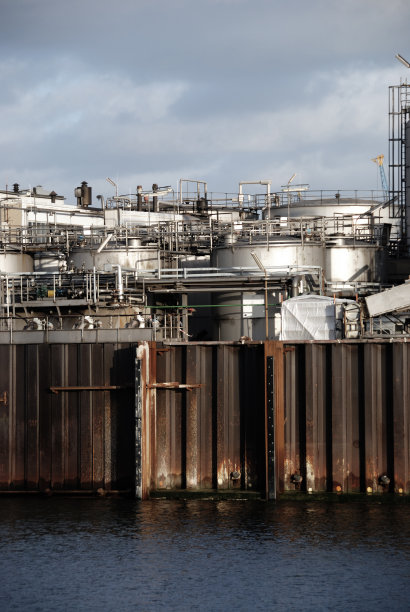 银色的坦克图片下载