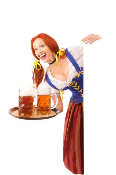 快乐的女人在传统服装与啤酒拿着一个标志。图片下载