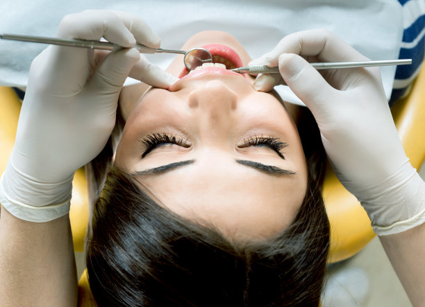 看牙医的女孩图片下载