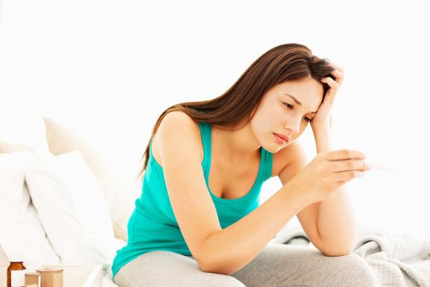 拿着体温计的不舒服女人图片下载