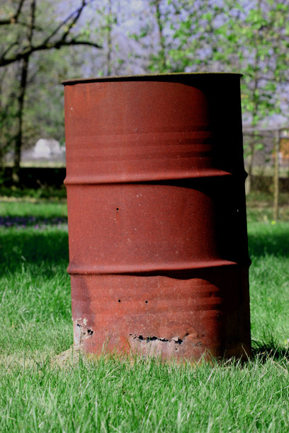 生锈的钢桶图片下载