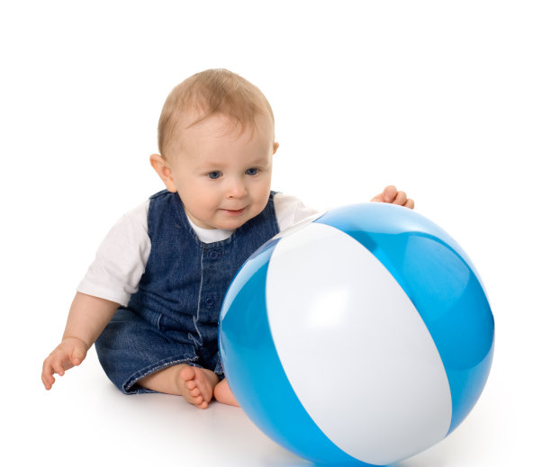 小男孩拿着大球图片下载