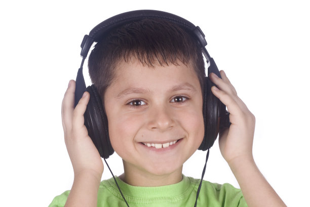 小男孩在听音乐图片下载