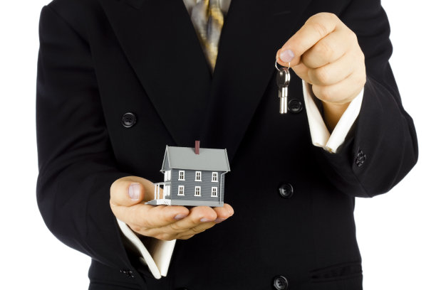 穿着西装拿着房子和钥匙的人图片下载