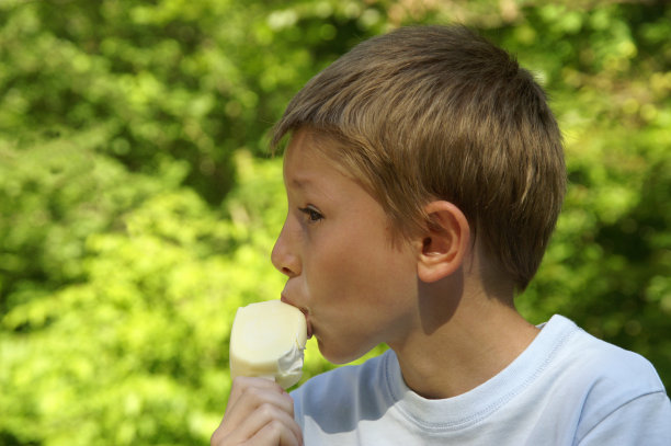 孩子吃冰淇淋图片下载